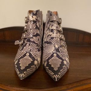 Beautiful snake skin designer bootie with kitten heel, size 39. Calinda style